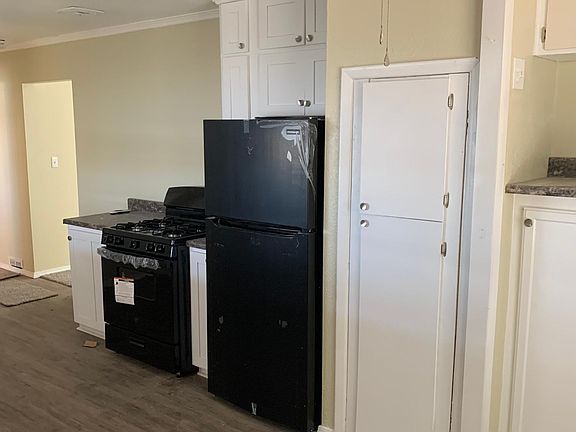 3rd image of 464 Aspen St