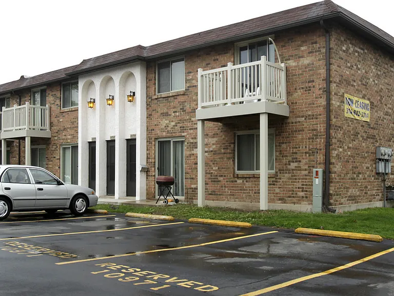 LAVINIA GARDENS APARTMENTS — Photo 1