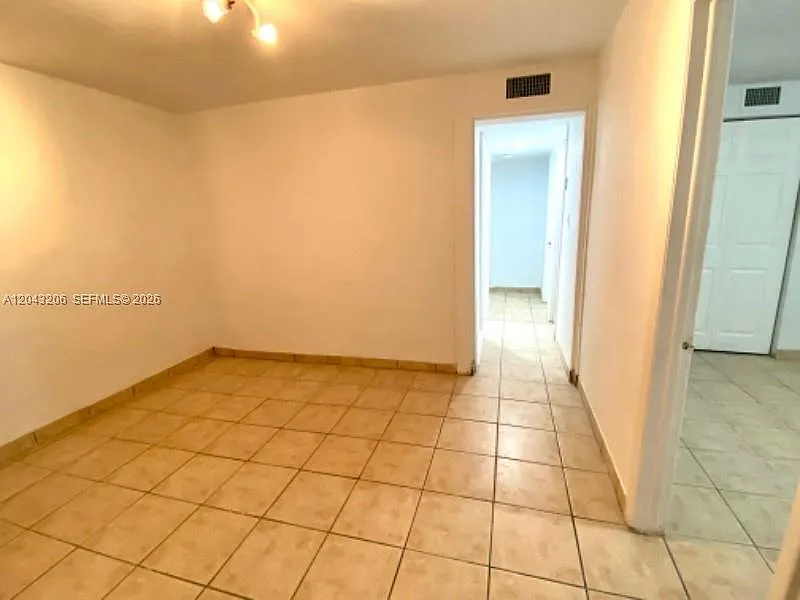 Amd Pl Of Tamiami Groves — Photo 2