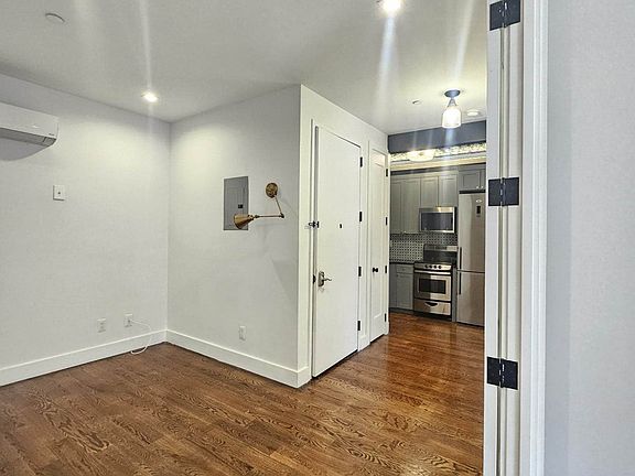4th image of 228 Manhattan Ave #2F