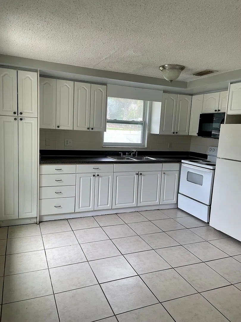 2/1 Close to Downtown New Port Richey — Photo 3