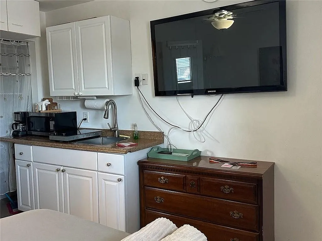 1 bed, 1.0 bath, 257 sqft, $1,200 — Photo 3