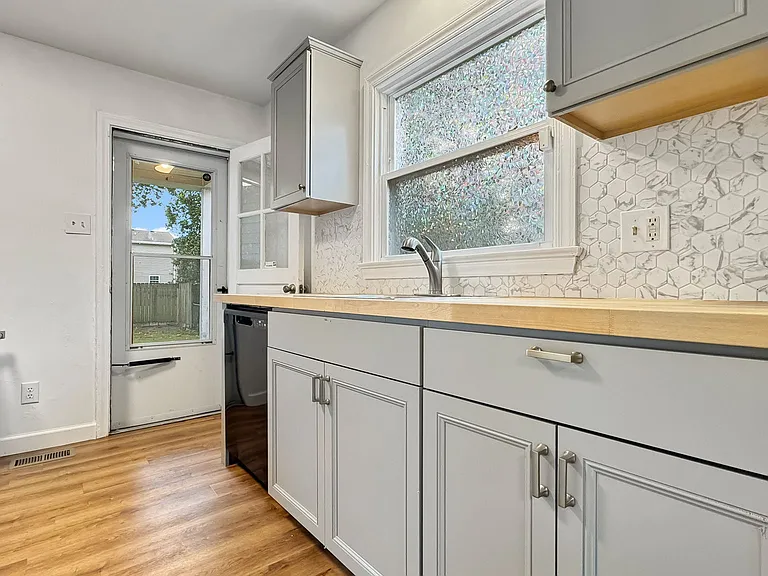607 Lee St — Photo 4