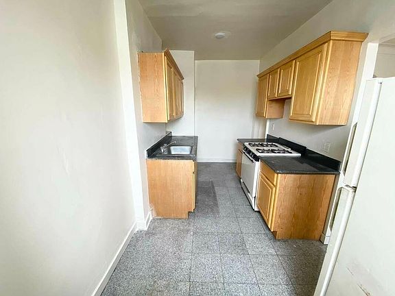 4th image of 36-20 Parsons Blvd #22