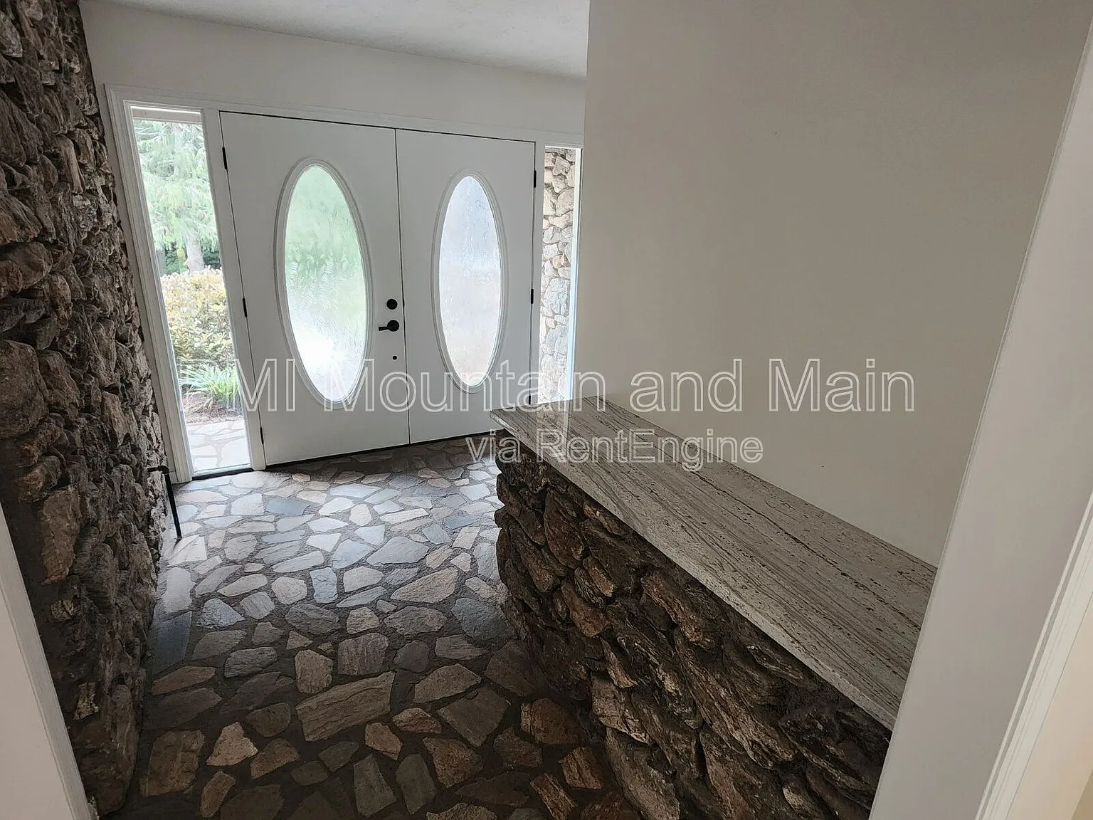 3 bed, 2.0 bath, 2233 sqft, $2,950 — Photo 2