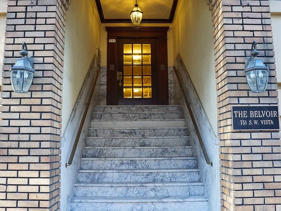 751 SW Vista Ave #9