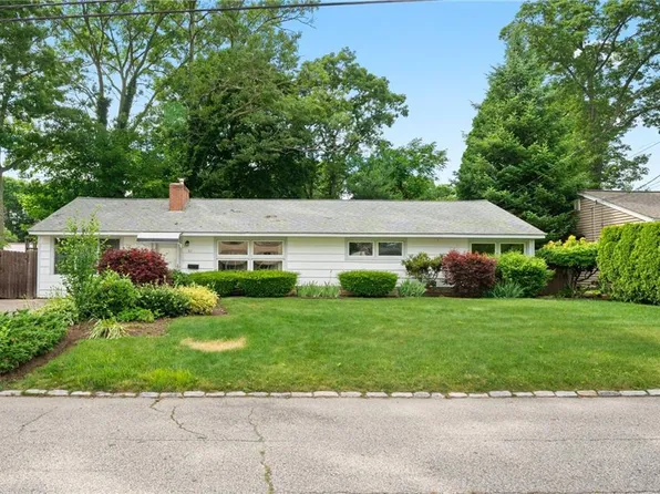 27 Torrington Dr, Warwick, RI 02889