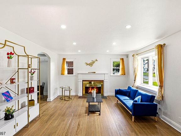 4th image of 50 Reservoir Pl