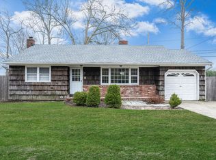 20 Oceanview Ave, Oakdale, NY 11769
