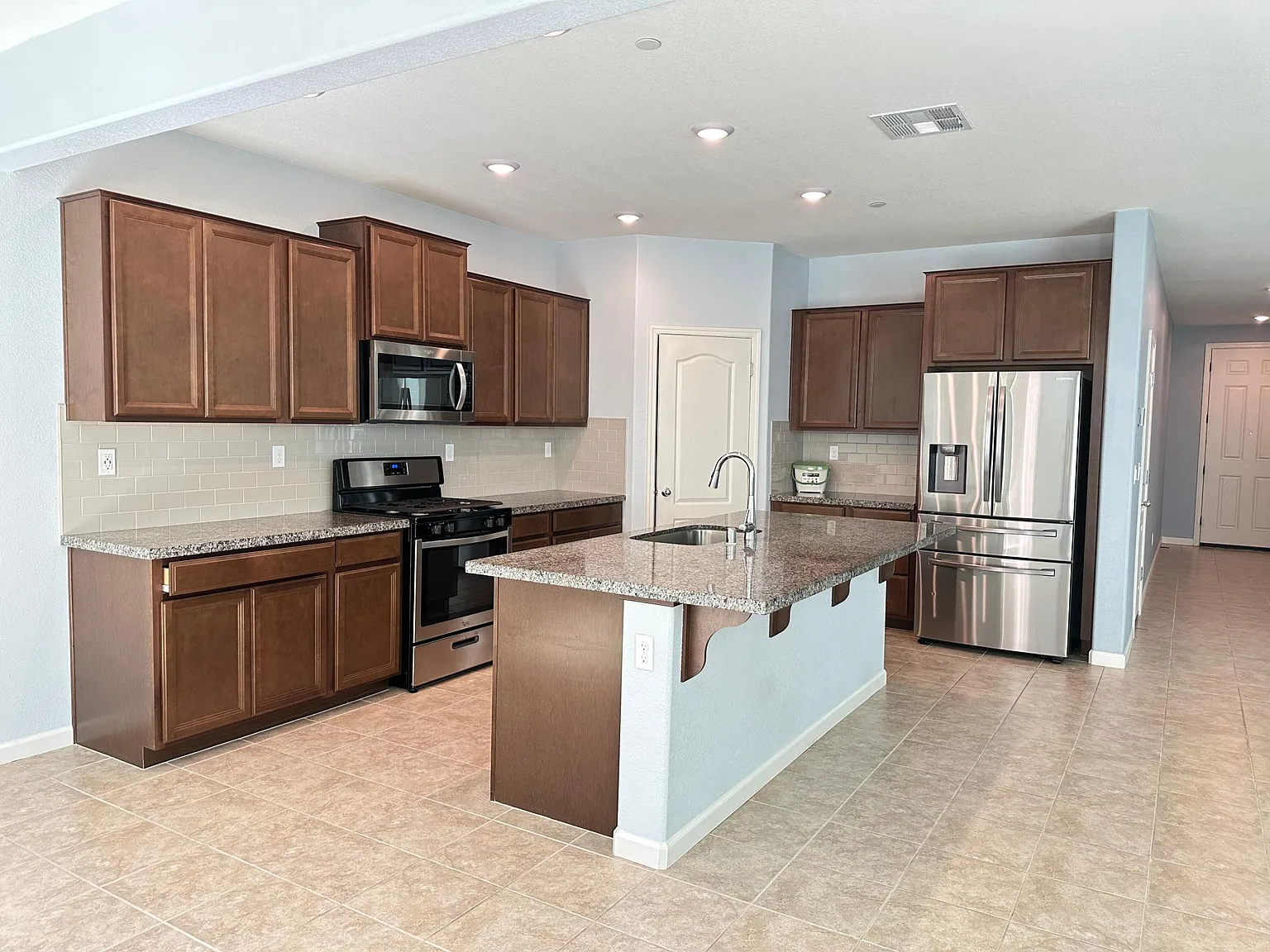 4 bed, 2395 sqft, $3,480 — Photo 4