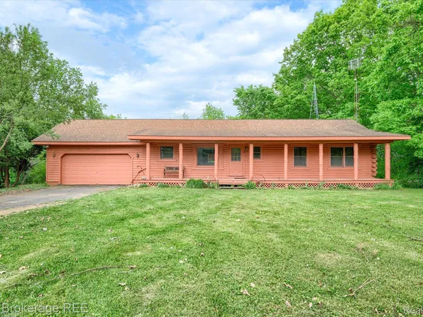 1077 Hadley Rd, Lapeer, MI 48446