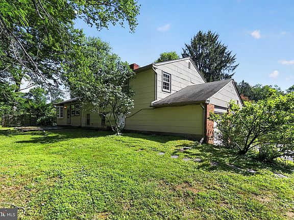 4th image of 1043 Carolyn Dr