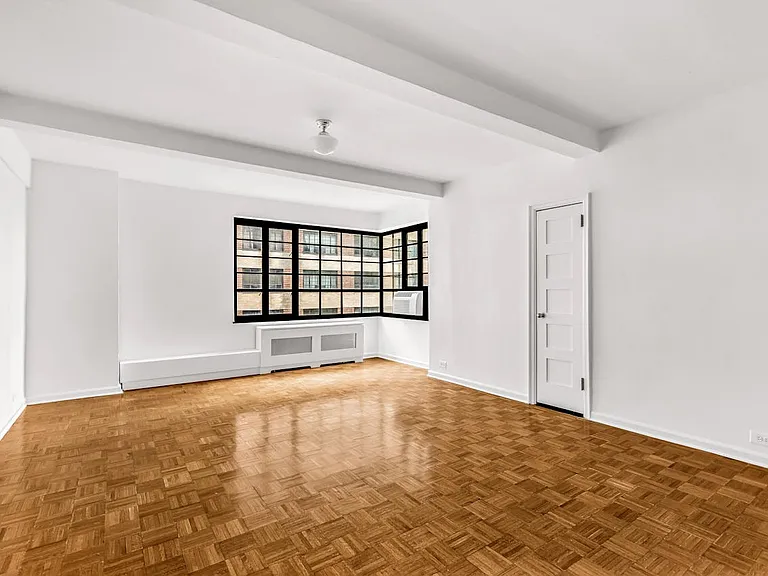310 E 44th St #924 — Photo 3