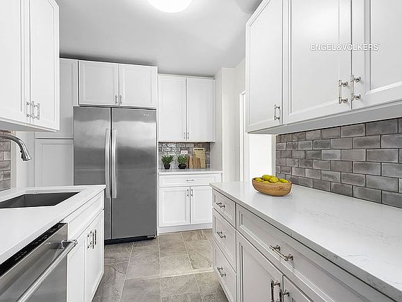 3rd image of 249 E 48th St APT 13D