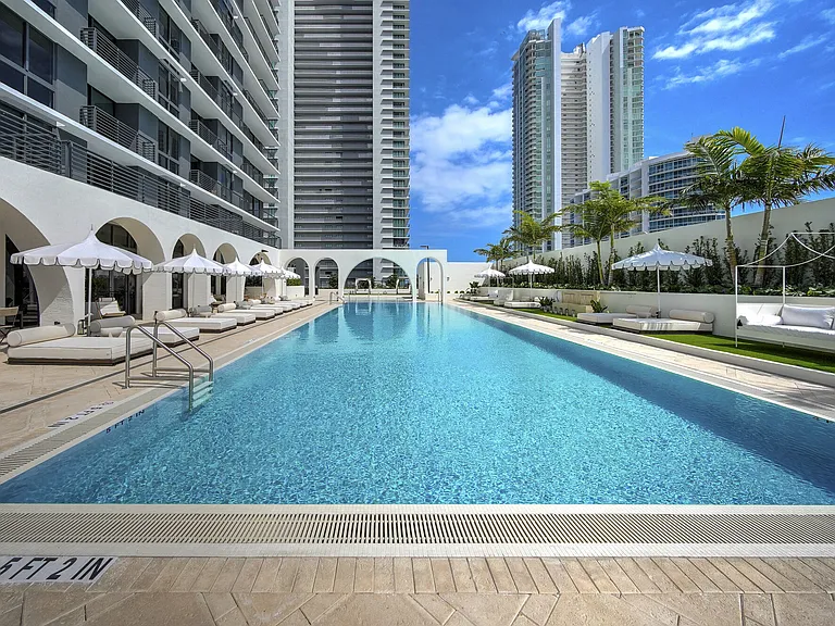 Metro Edgewater apartments community photo