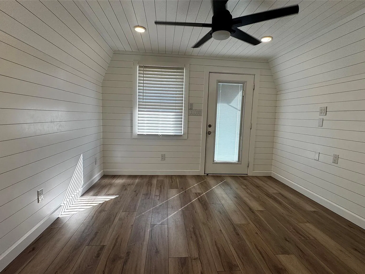 1 bed, 1.0 bath, 288 sqft, $900 — Photo 3