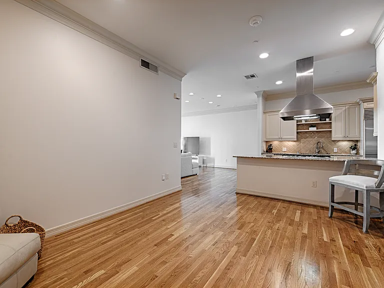 2828 Hood St #1008 — Photo 6