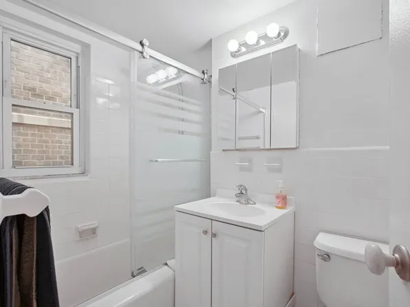 321 East 45th Street image 4 of 5