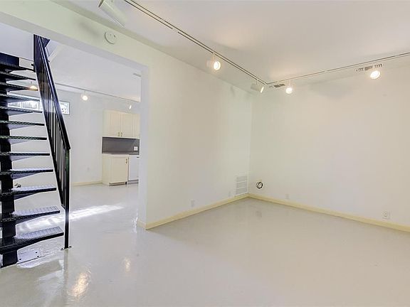3rd image of 1516 Bonnie Brae St #1/2