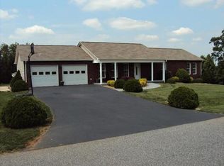 4646 River Run Cir, Hickory, NC 28602