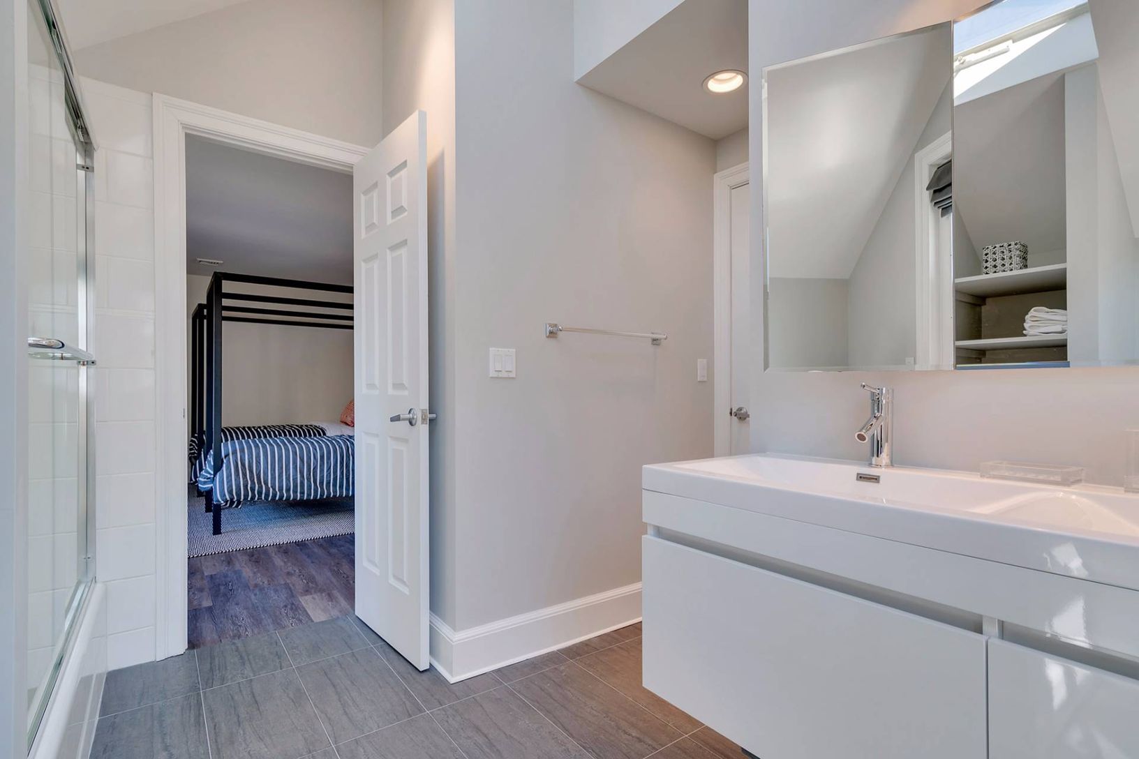  Twin bedroom with bathroom