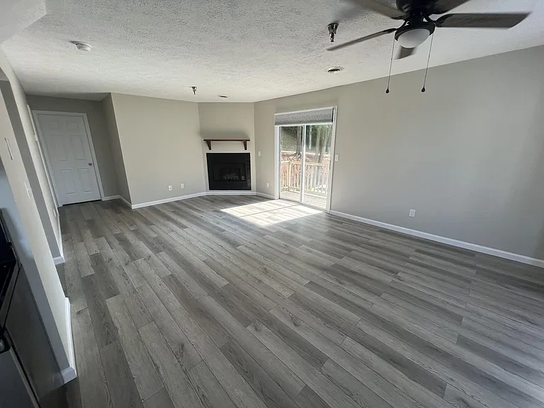 300 Stewart Ln #22 — Photo 2