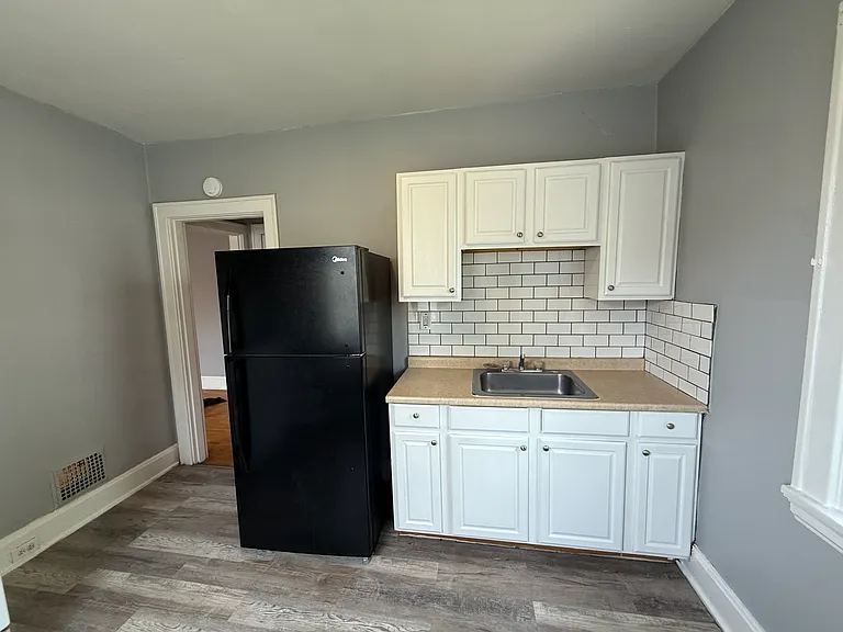 2748 Harris Ave #4 — Photo 8
