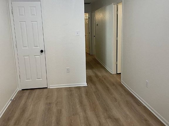 3rd image of 990 W Oak St