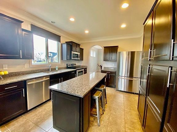 5th image of 272 Fox Glen Dr E