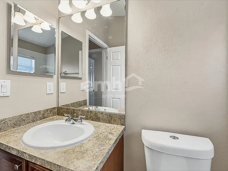 2305 Lawrence Hall St — Photo 14