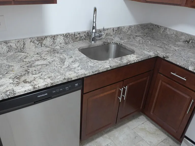 Foster Beach Apartments — Photo 34