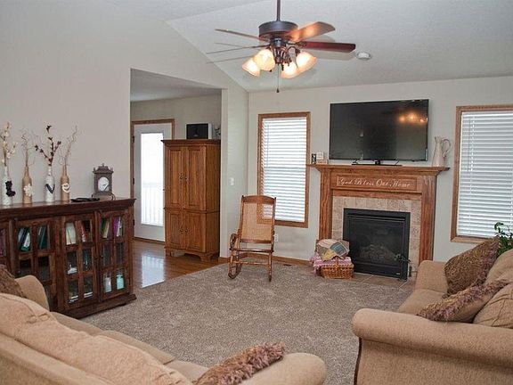 3rd image of 905 Meadowbrooke Ln