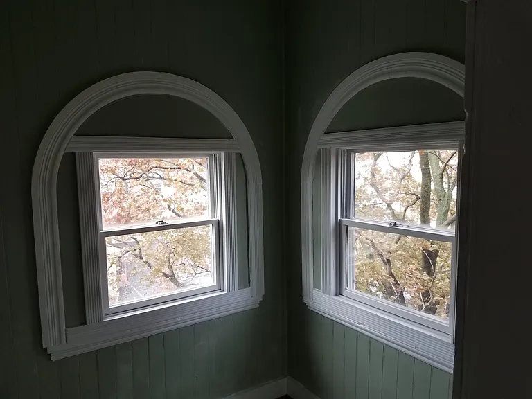 Small area indoor porch in Front Bdrm