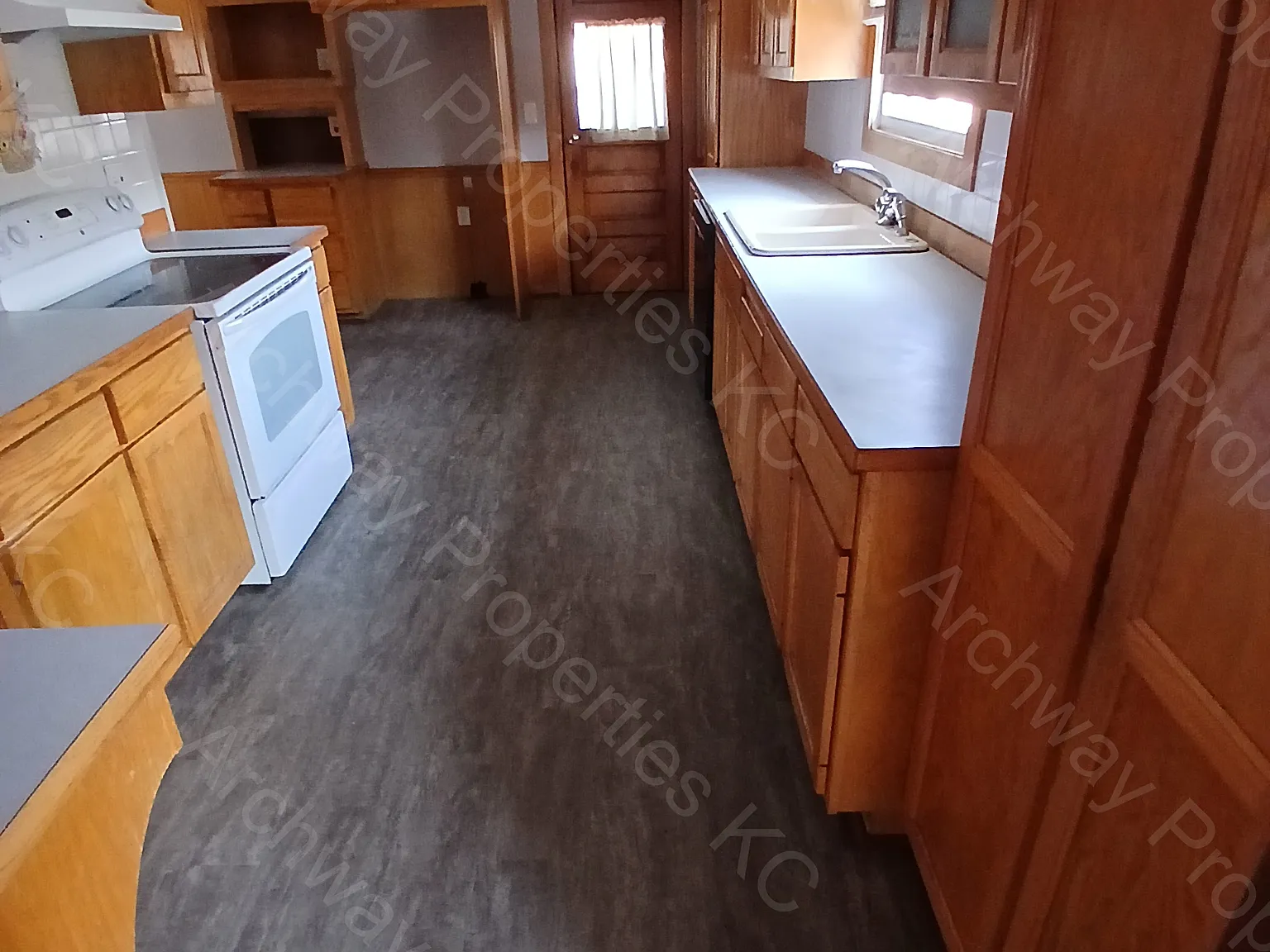 4 bed, 1.5 bath, 2308 sqft, $1,975 — Photo 2