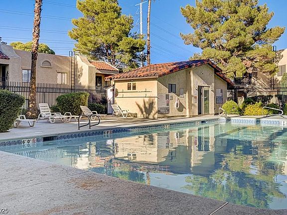 3rd image of 601 Cabrillo Cir Unit 102