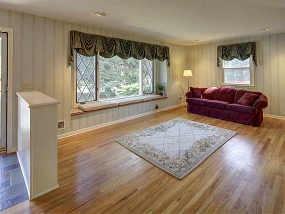 Huge Picture Window Area… windows on both ends open for cross ventilation