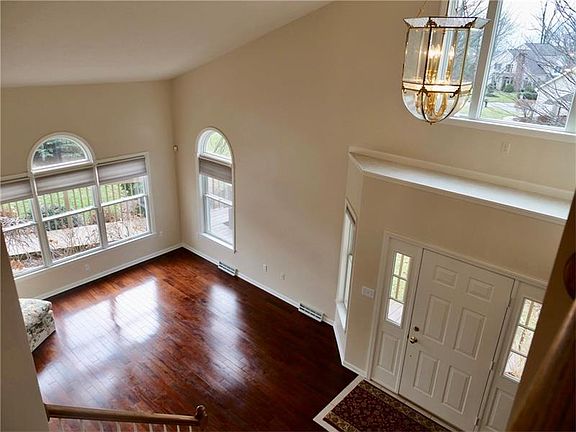 5th image of 75 Lakeridge Dr