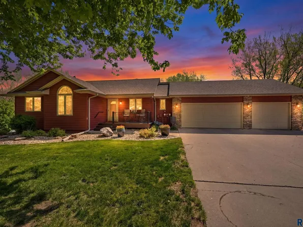 8508 E Saddle Creek Rd, Sioux Falls, SD 57110