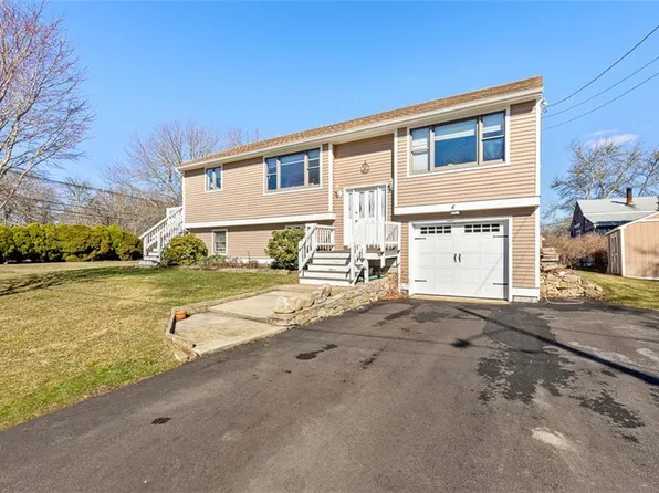 4 Wayne St, Narragansett, RI 02882