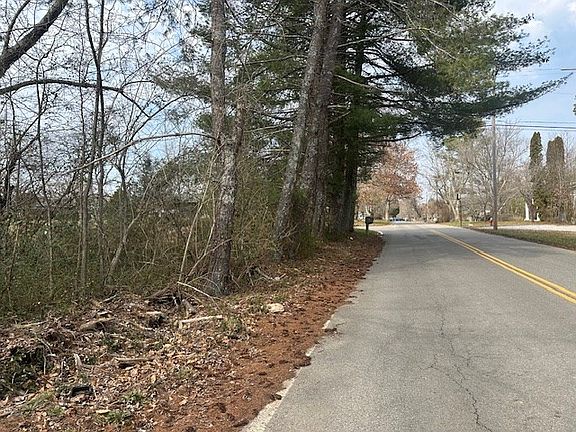 2nd image of 2 Ivanhoe Ln