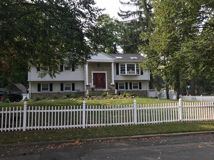 1st image of 4 Thornhill Dr