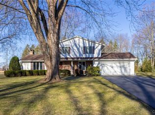 12 Maplegrove Dr, Churchville, NY 14428