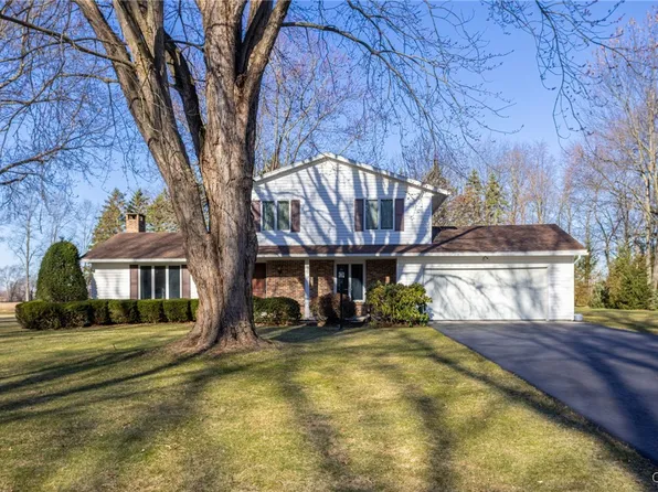 12 Maplegrove Dr, Churchville, NY 14428