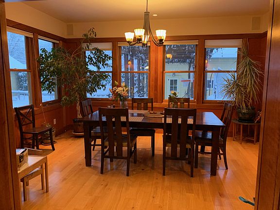 Dining room.