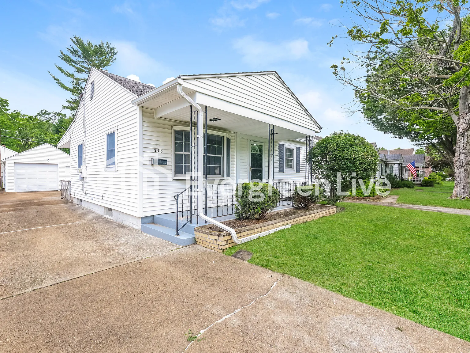 3 bed, 1.0 bath, 1030 sqft, $1,345 — Photo 2