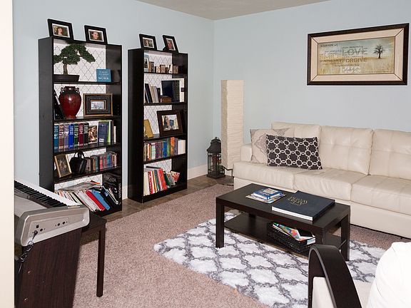 3rd image of 654 W Aspen Hills Blvd