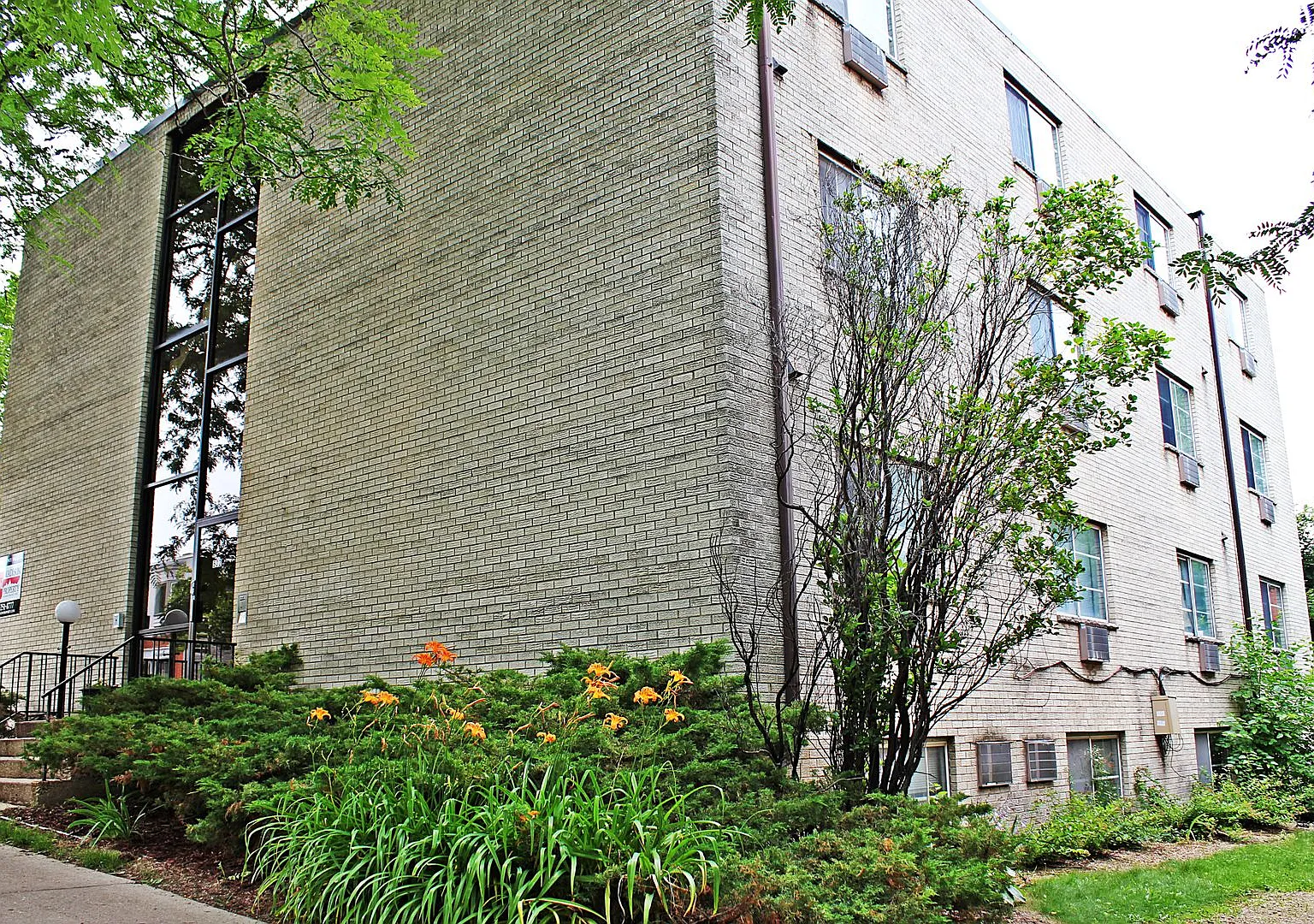 502 E Main St — Photo 1