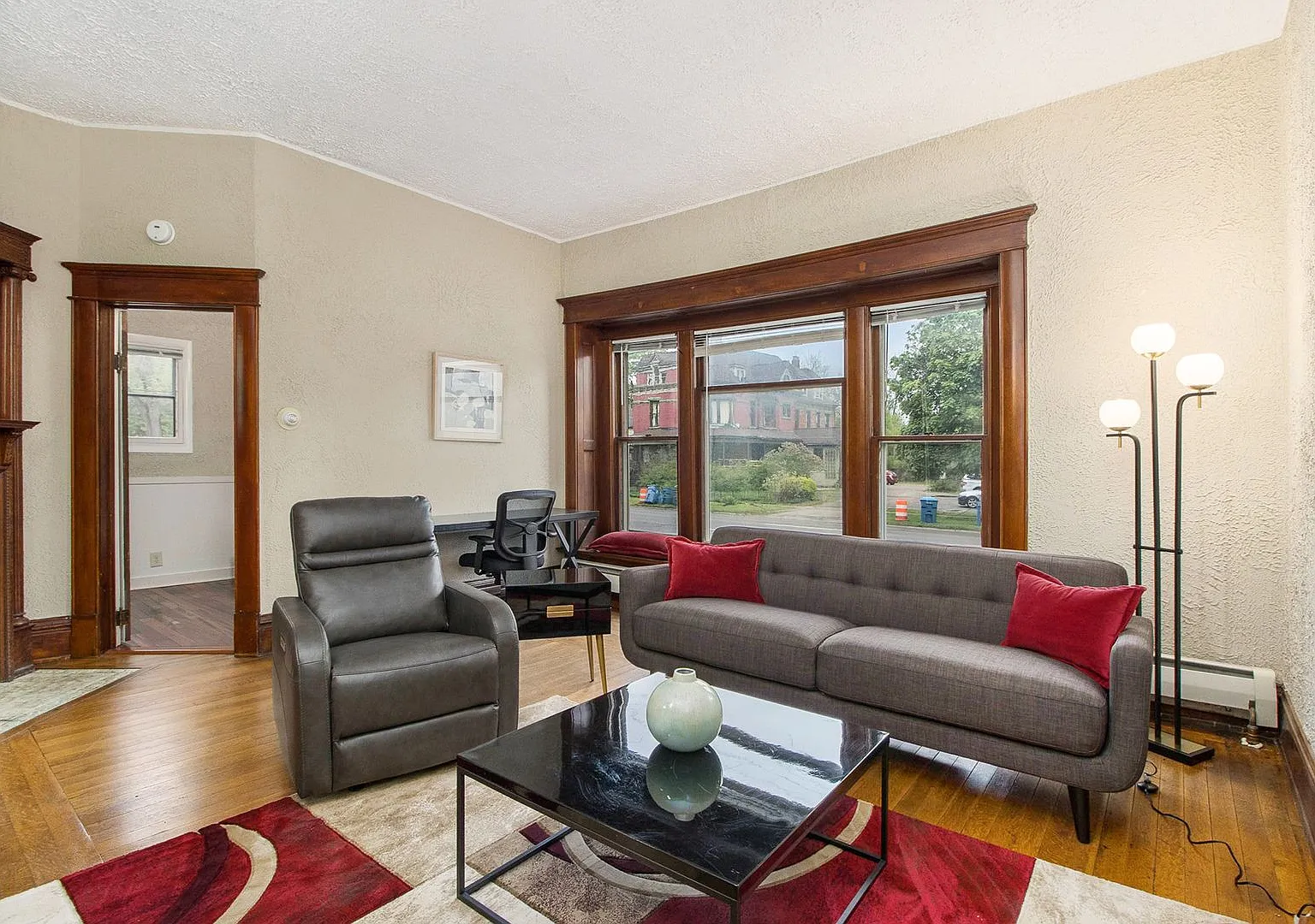Beautifully Remodeled Furnished One Bedroom in Sloan with tons of windows and old world charm! — Photo 2