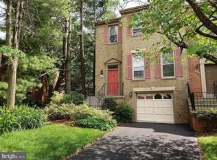 4129 Meadow Field Ct, Fairfax, VA 22033