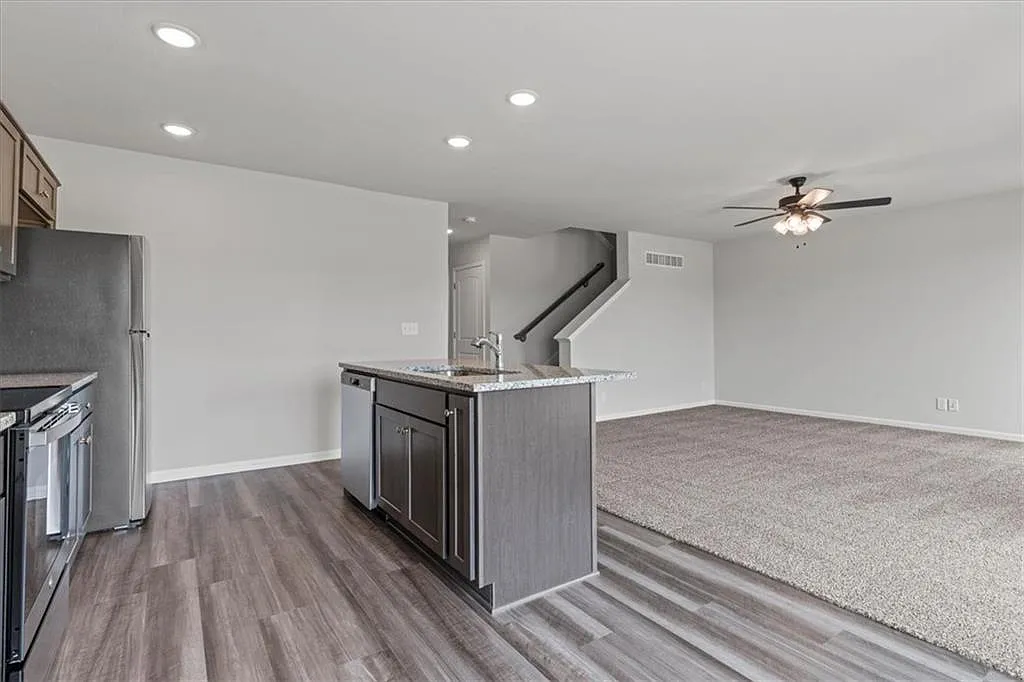 4 bed, 1816 sqft, $2,399 — Photo 4